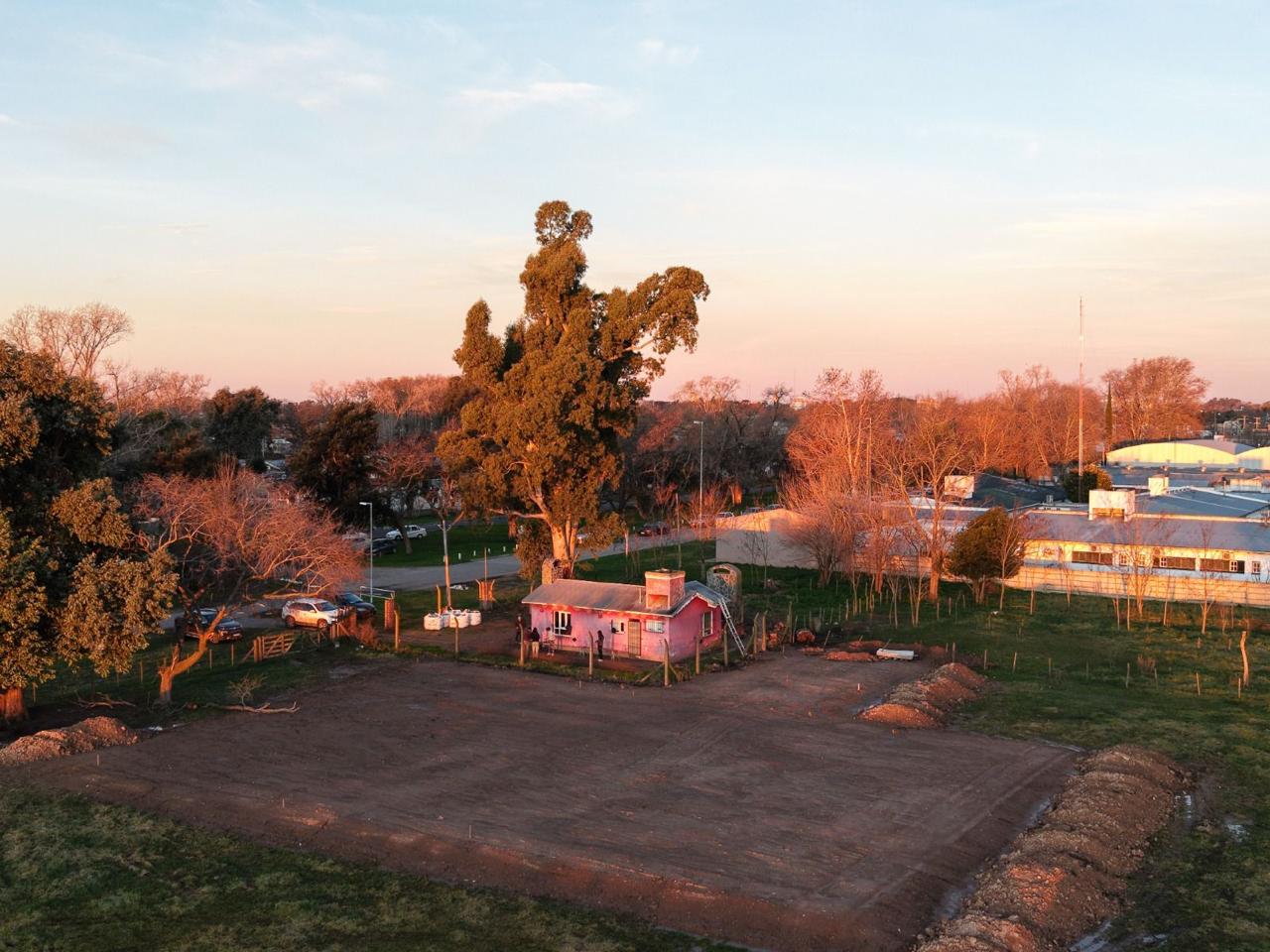 Vista aérea del predio al atardecer